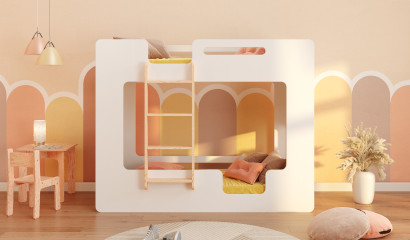 Drewniane łóżko piętrowe z barierkami na górnym i dolnym łóżku oraz drabinką po lewej stronie w kolorze białym